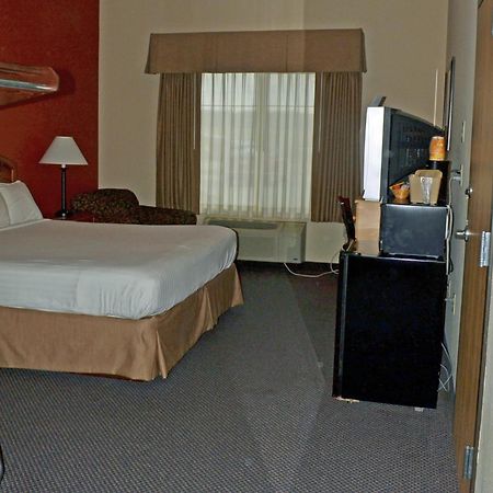 Paola Inn And Suites 외부 사진