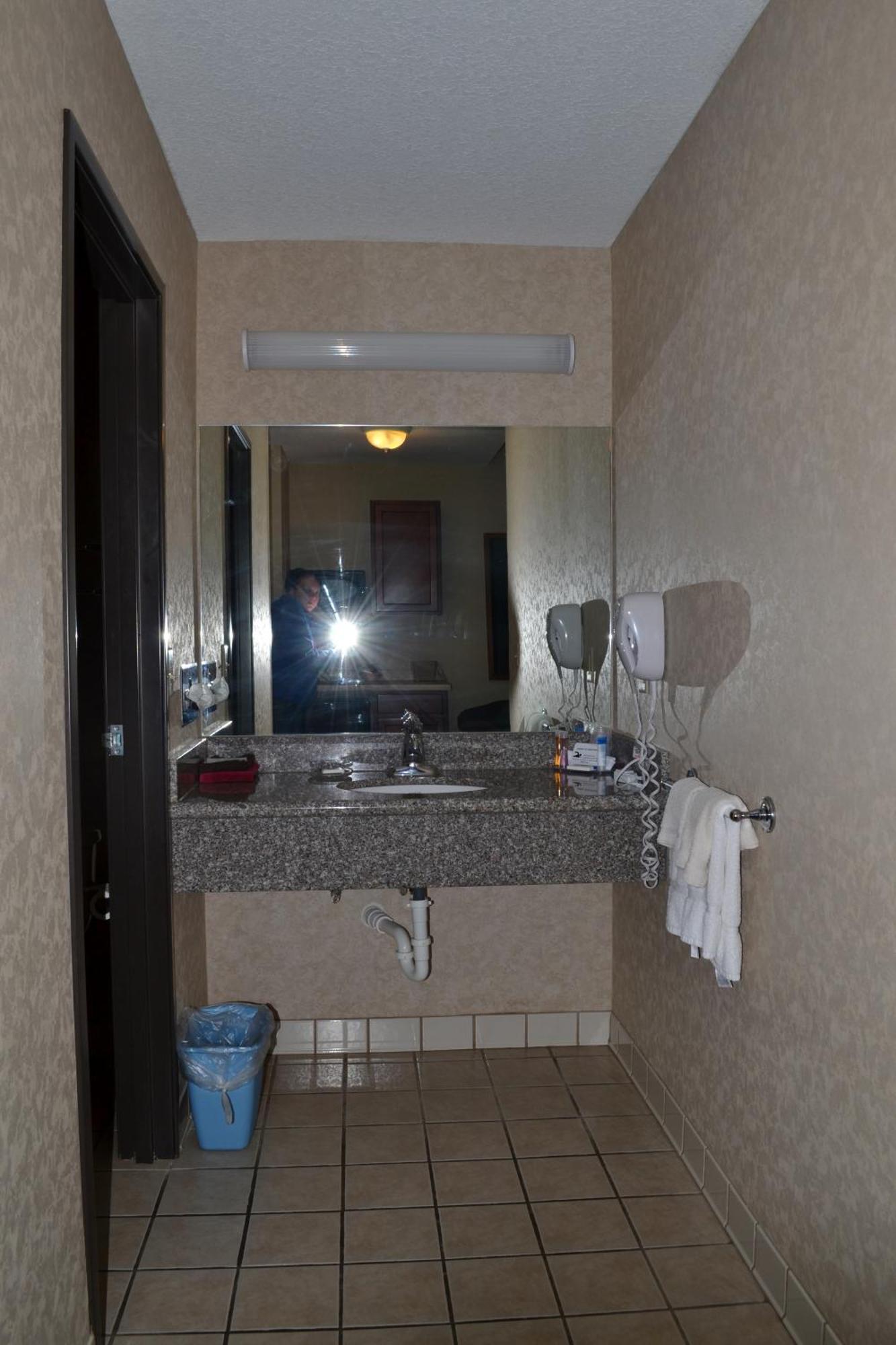 Paola Inn And Suites 외부 사진