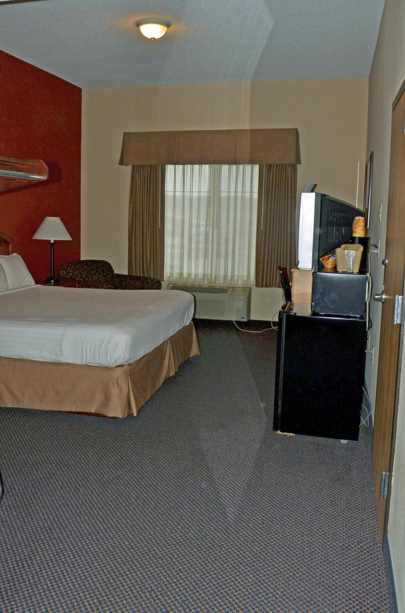 Paola Inn And Suites 외부 사진