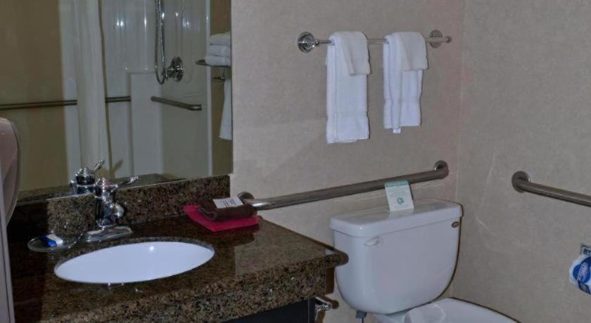 Paola Inn And Suites 외부 사진