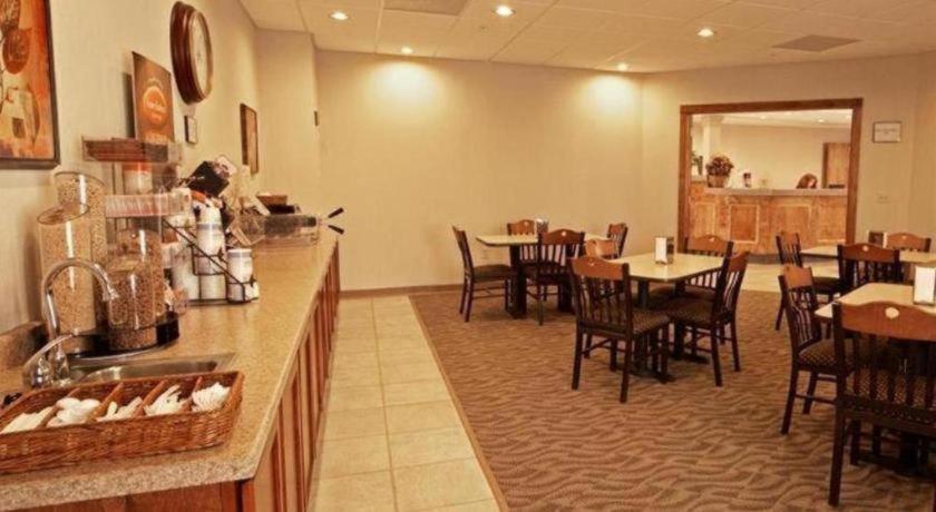 Paola Inn And Suites 외부 사진