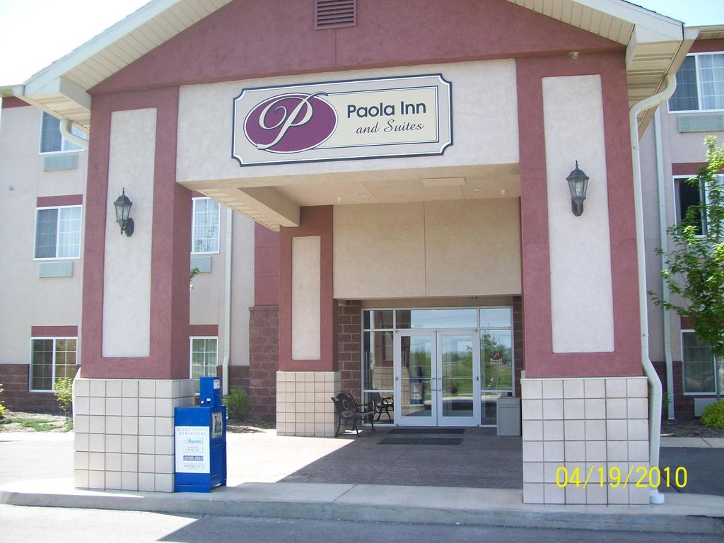 Paola Inn And Suites 외부 사진