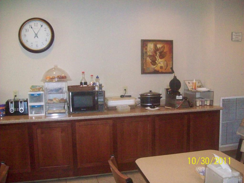 Paola Inn And Suites 외부 사진