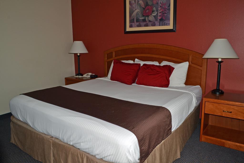 Paola Inn And Suites 외부 사진