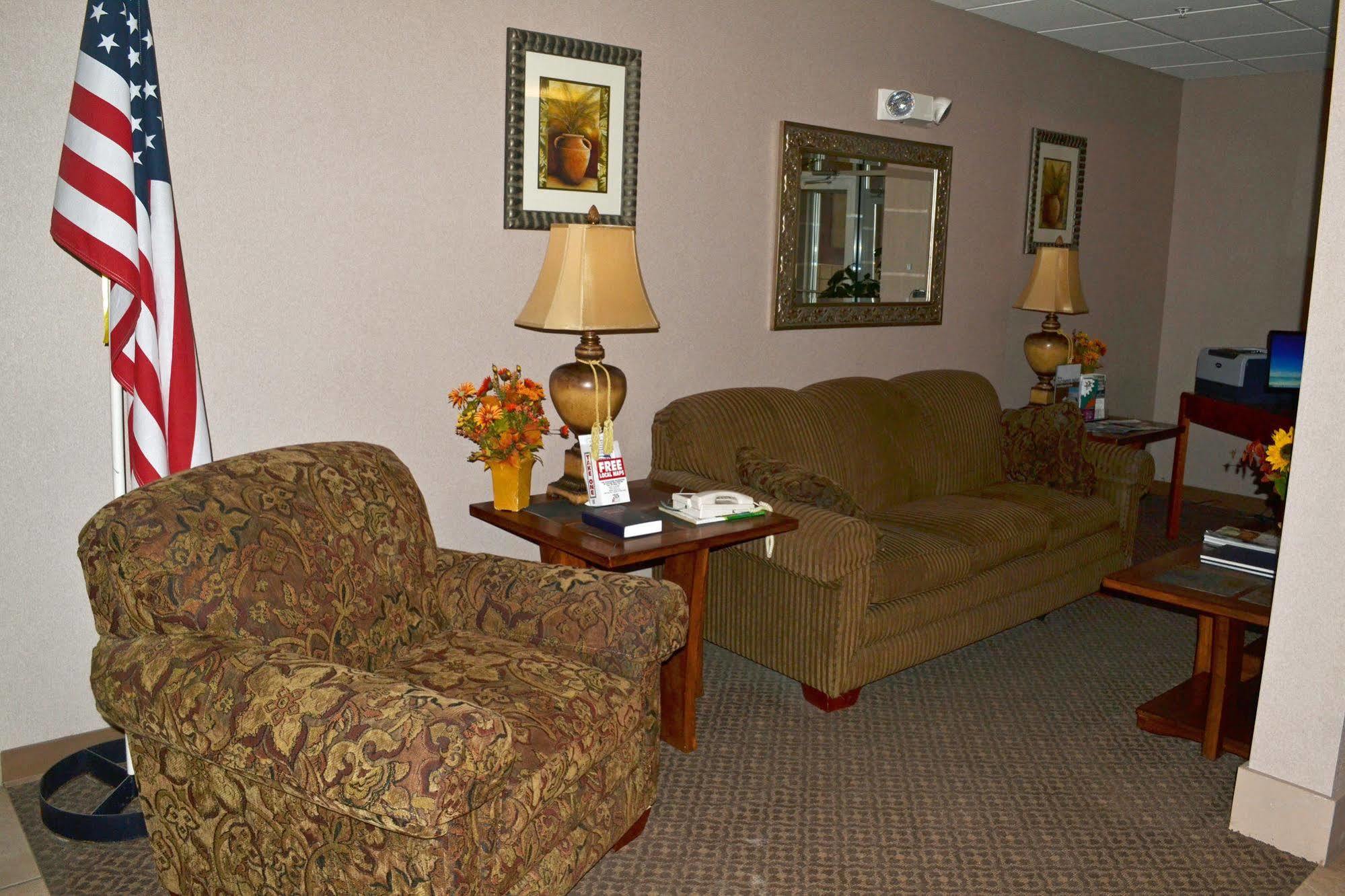 Paola Inn And Suites 외부 사진