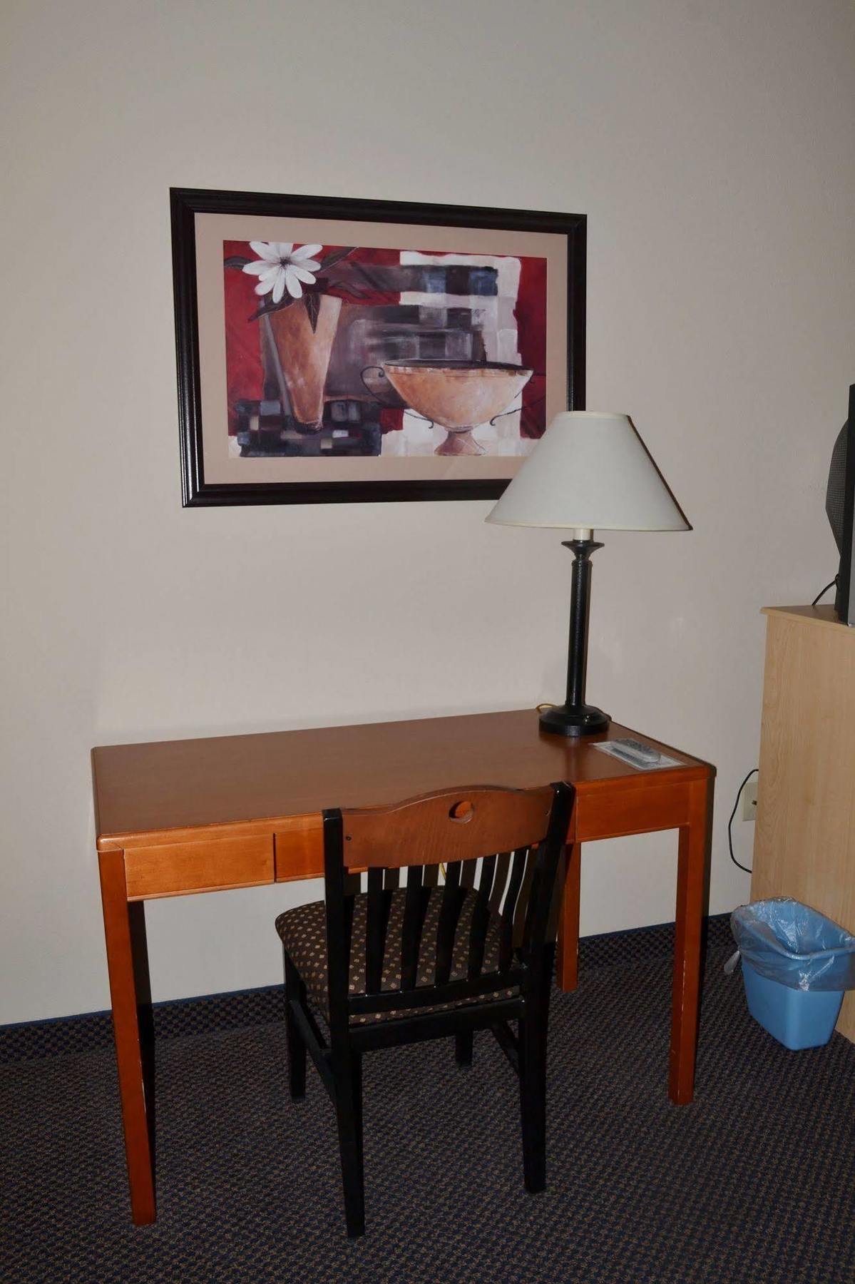 Paola Inn And Suites 외부 사진