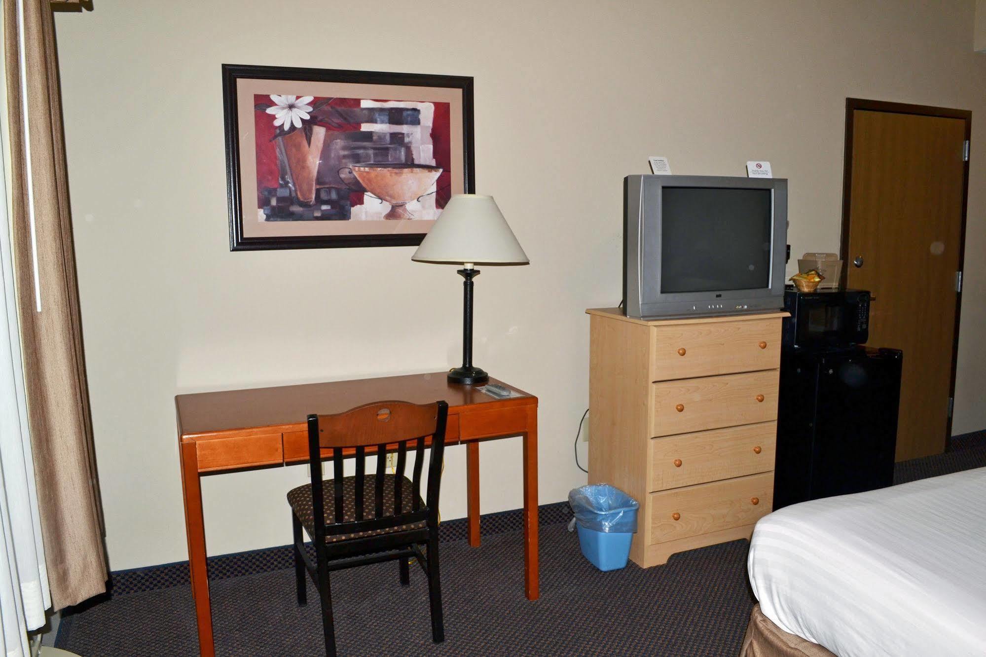 Paola Inn And Suites 외부 사진