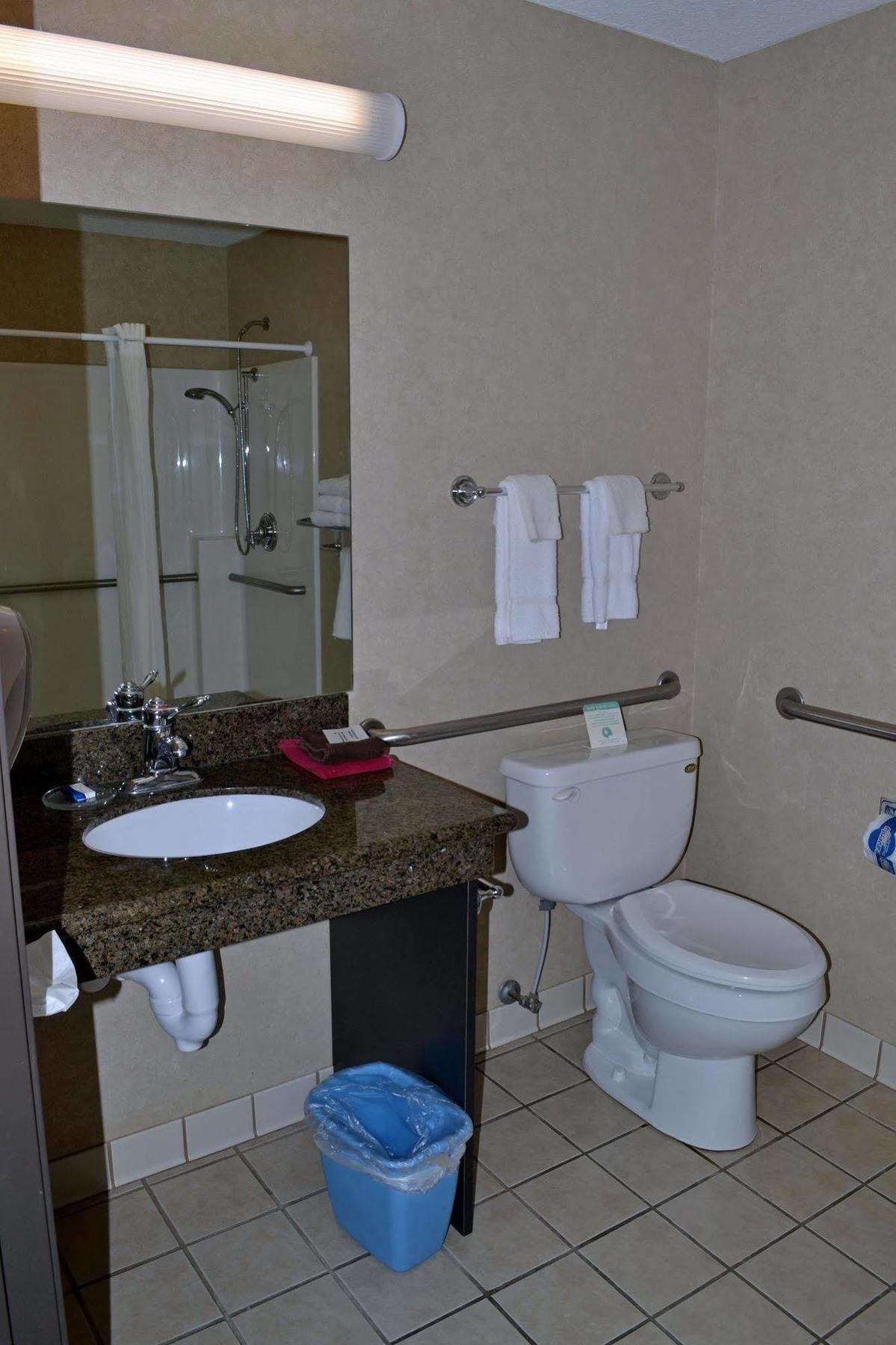 Paola Inn And Suites 외부 사진