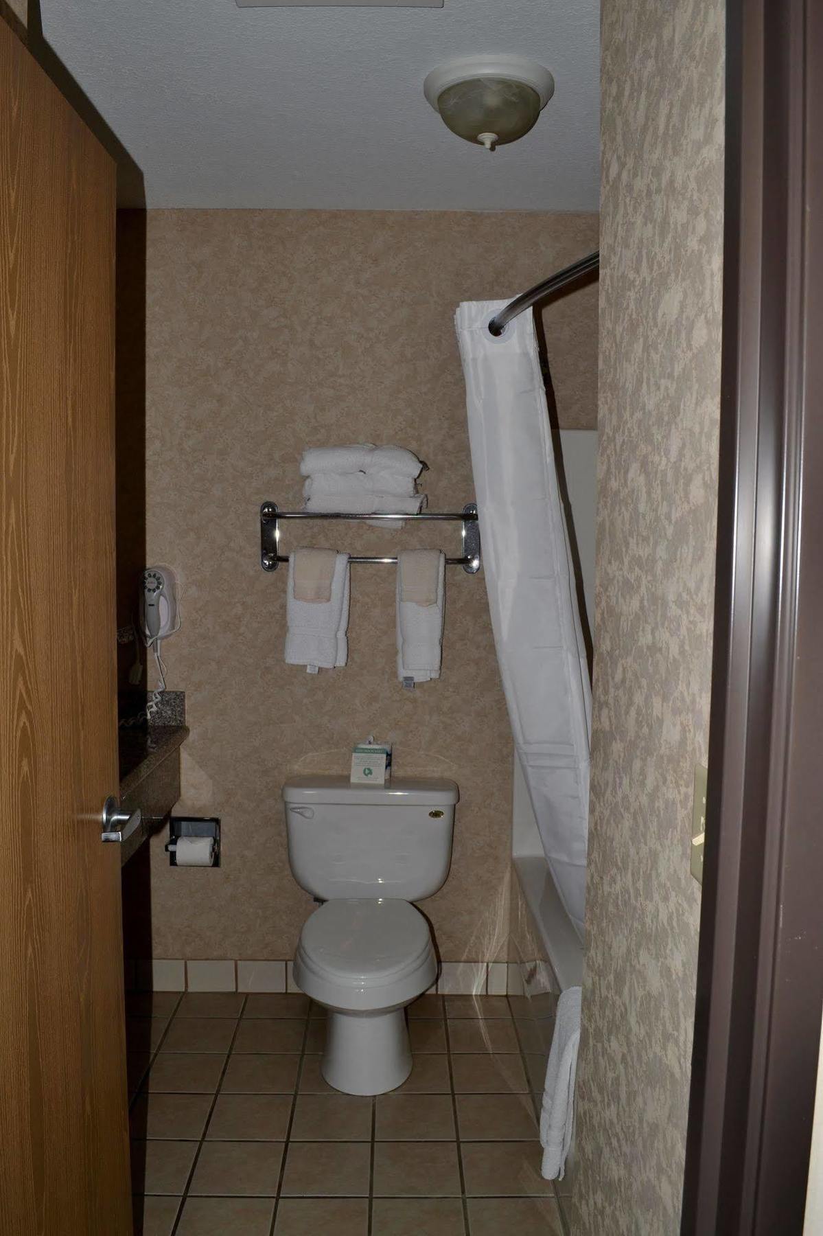 Paola Inn And Suites 외부 사진