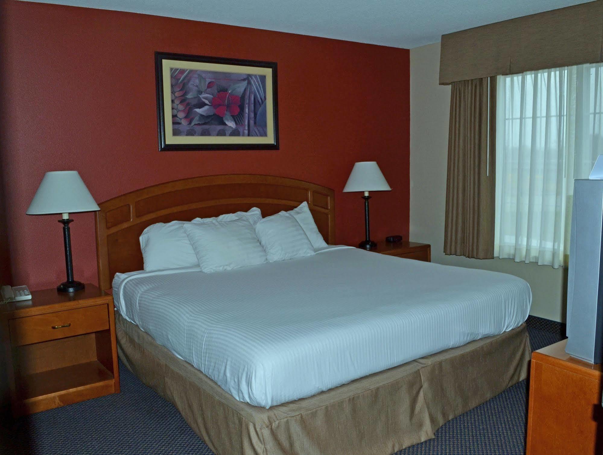 Paola Inn And Suites 외부 사진
