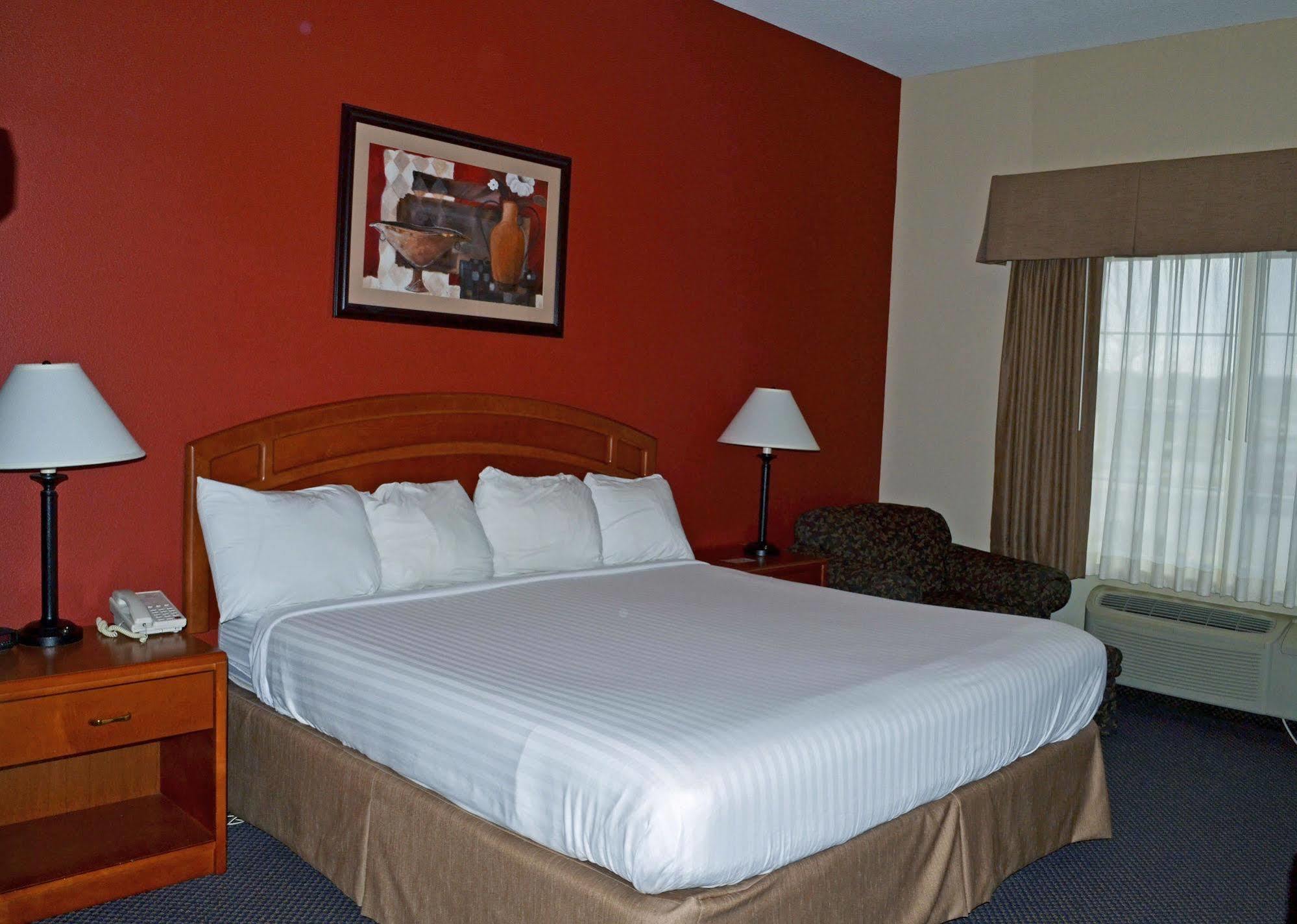 Paola Inn And Suites 외부 사진