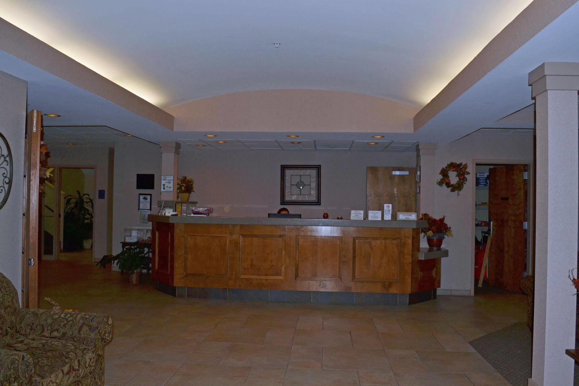 Paola Inn And Suites 외부 사진