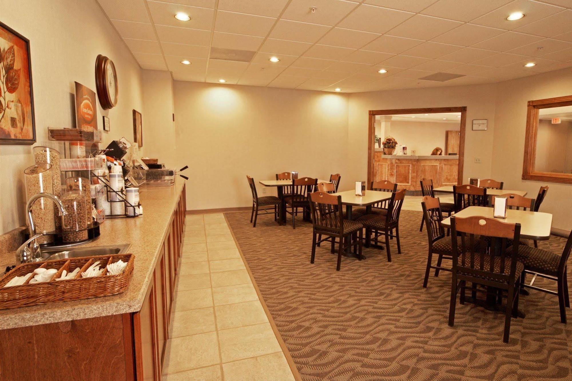 Paola Inn And Suites 외부 사진