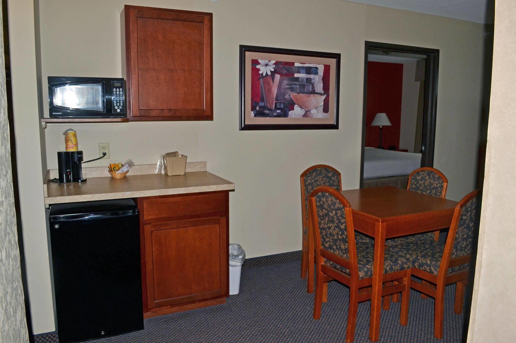 Paola Inn And Suites 외부 사진