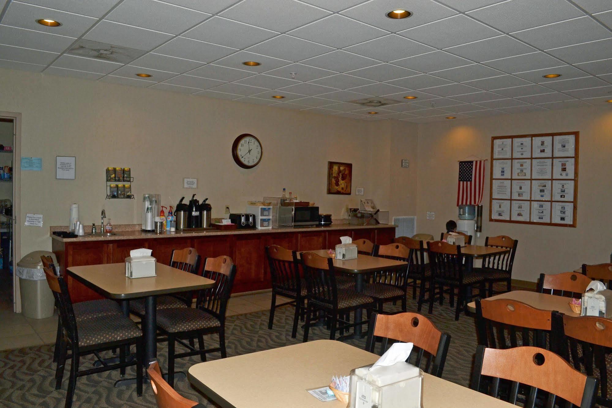 Paola Inn And Suites 외부 사진